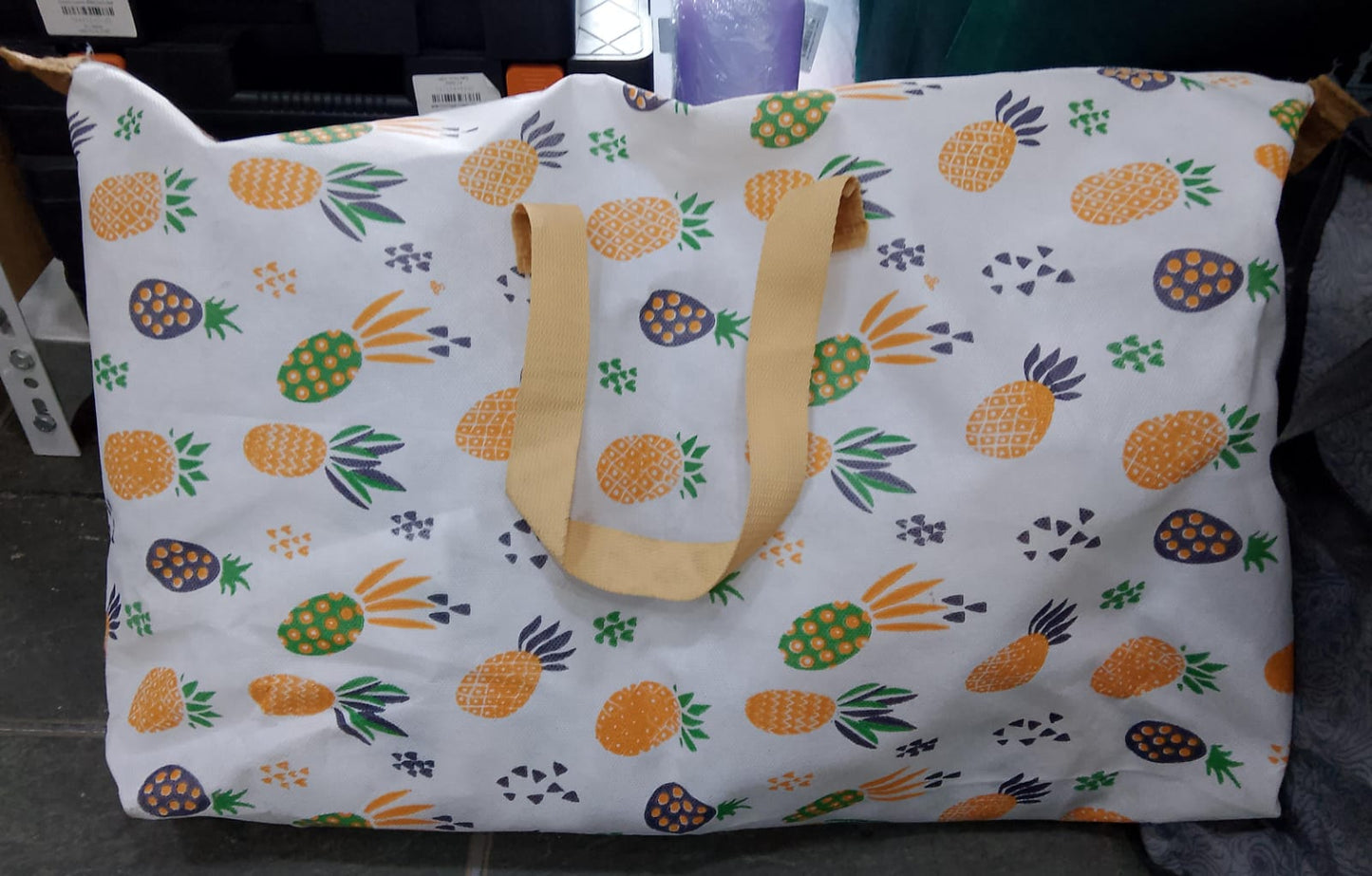 A TREE PINEAPPLE STORAGE BAG